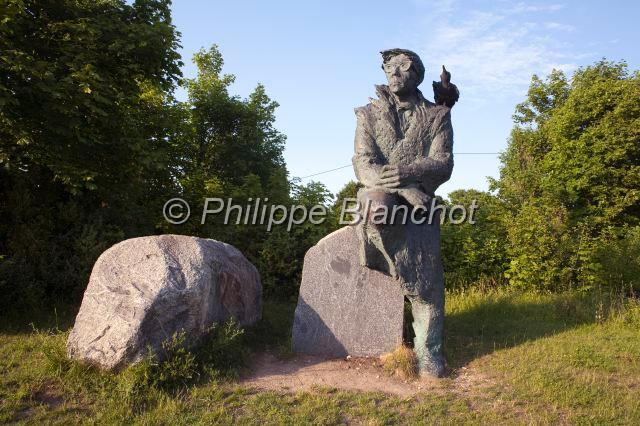 estonie 11.JPG - Estonie, comté de Saare, Ile de Muhu, sculpture du poète, Juhan Smuul, écrivain et poète, assis face à la mer; portant un corbeau sur son épaule